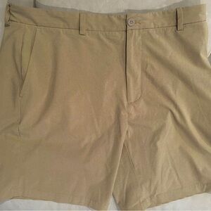 Vineyard vines, dry fit, khaki men’s golf shorts
